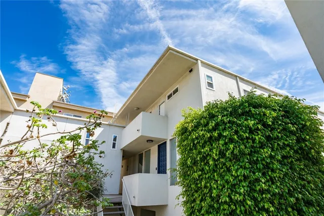 $1,545,000 | 11919 Mayfield Avenue, Unit 2, Los Angeles, CA 90049