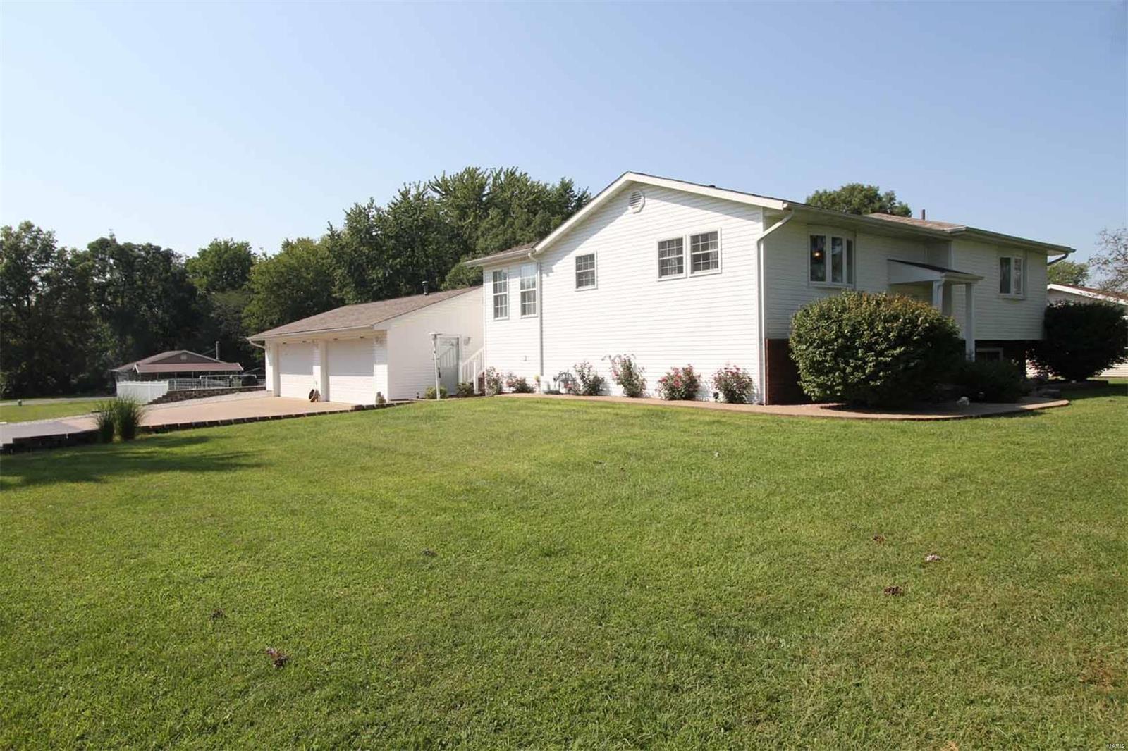 10874 Lake Road Highland, IL 62249 - Photo 46 of 60