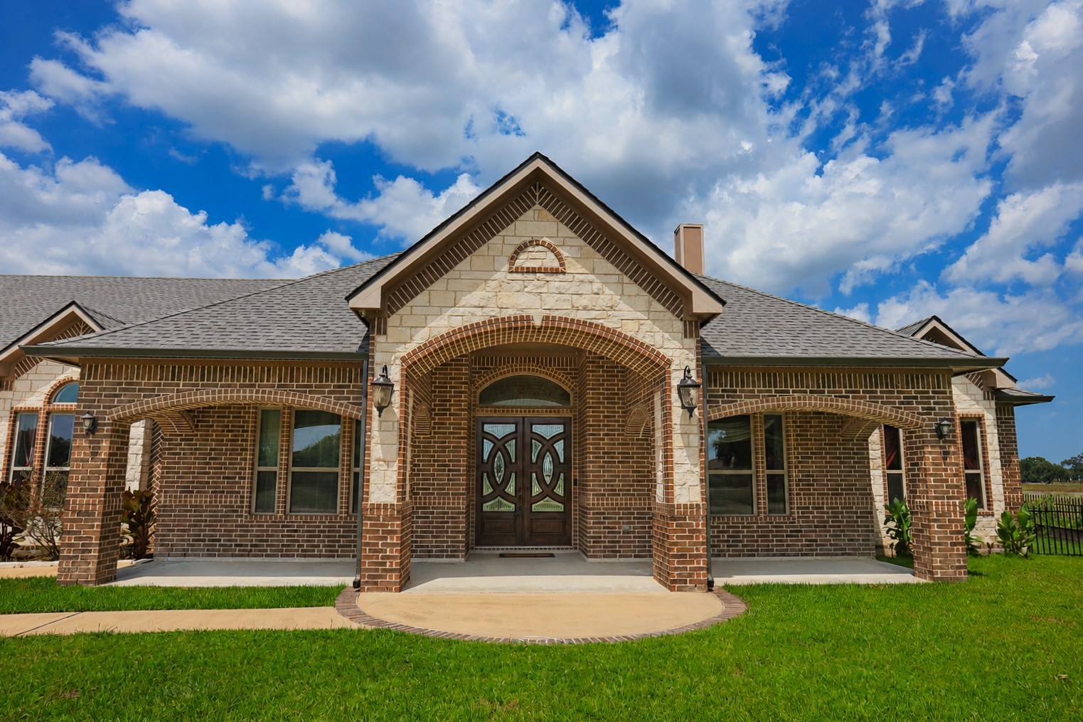 527 Lily Lane Rosharon, TX 77583 - Photo 2 of 29 Right Front