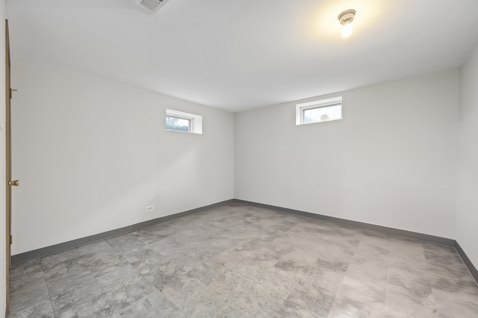 7019 Camden Road Downers Grove, IL 60516 - Photo 21 of 25 an empty room with a workbench