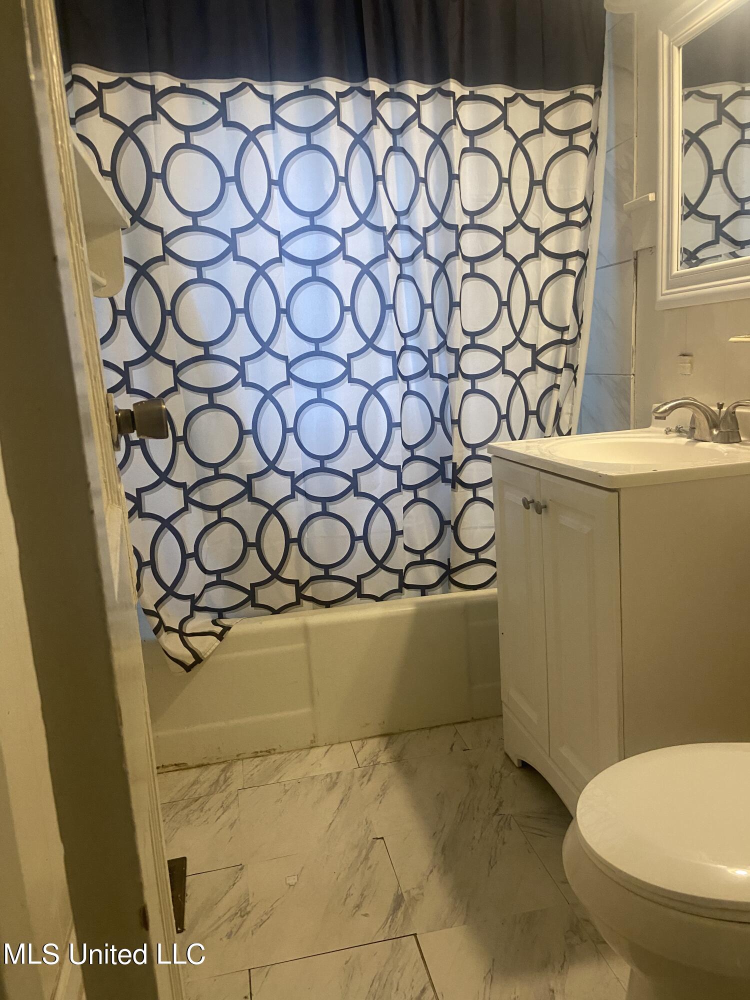 223 Decelle Street Jackson, MS 39216 - Photo 6 of 6 223 decelle bath2