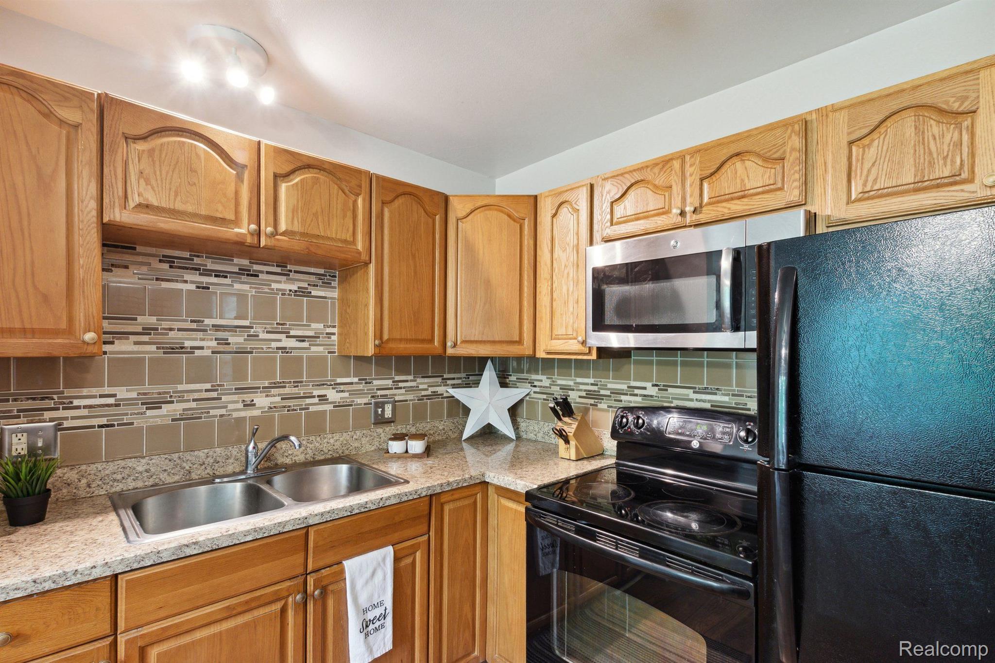 29618 Hoover Road Warren, MI 48093 - Photo 6 of 15 Updated kitchen