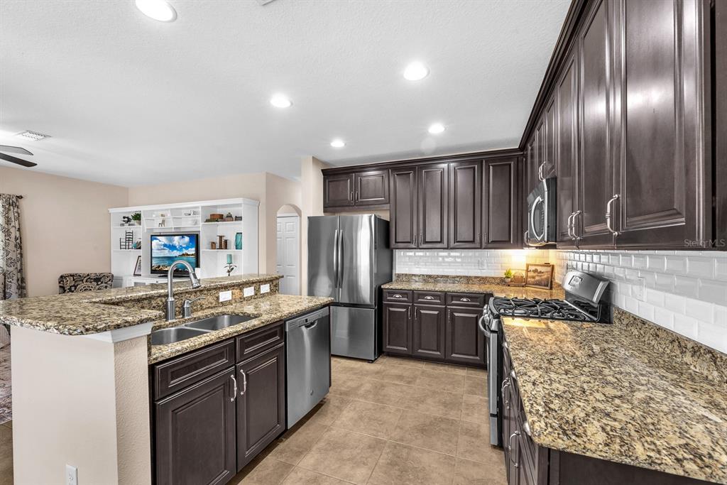 5945 Beaconpark Street Lithia, FL 33547 - Photo 17 of 44