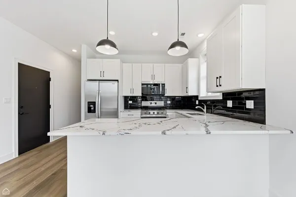 $3,050 | 3902 South Lake Park Avenue, Unit 2, Chicago, IL 60653