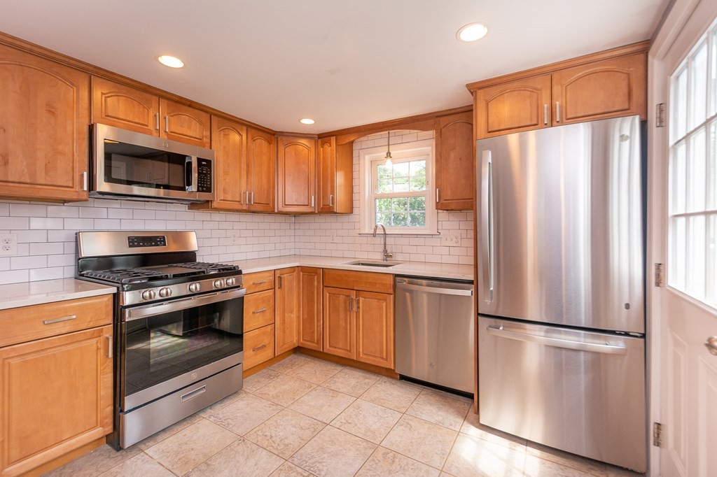 11 Roosevelt Road Holbrook, MA 02343 - Photo 17 of 33 Gallery Image 17