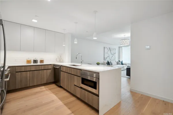 $1,791,900 | 218 Middle Neck Road, Unit 111, Great Neck, NY 11021