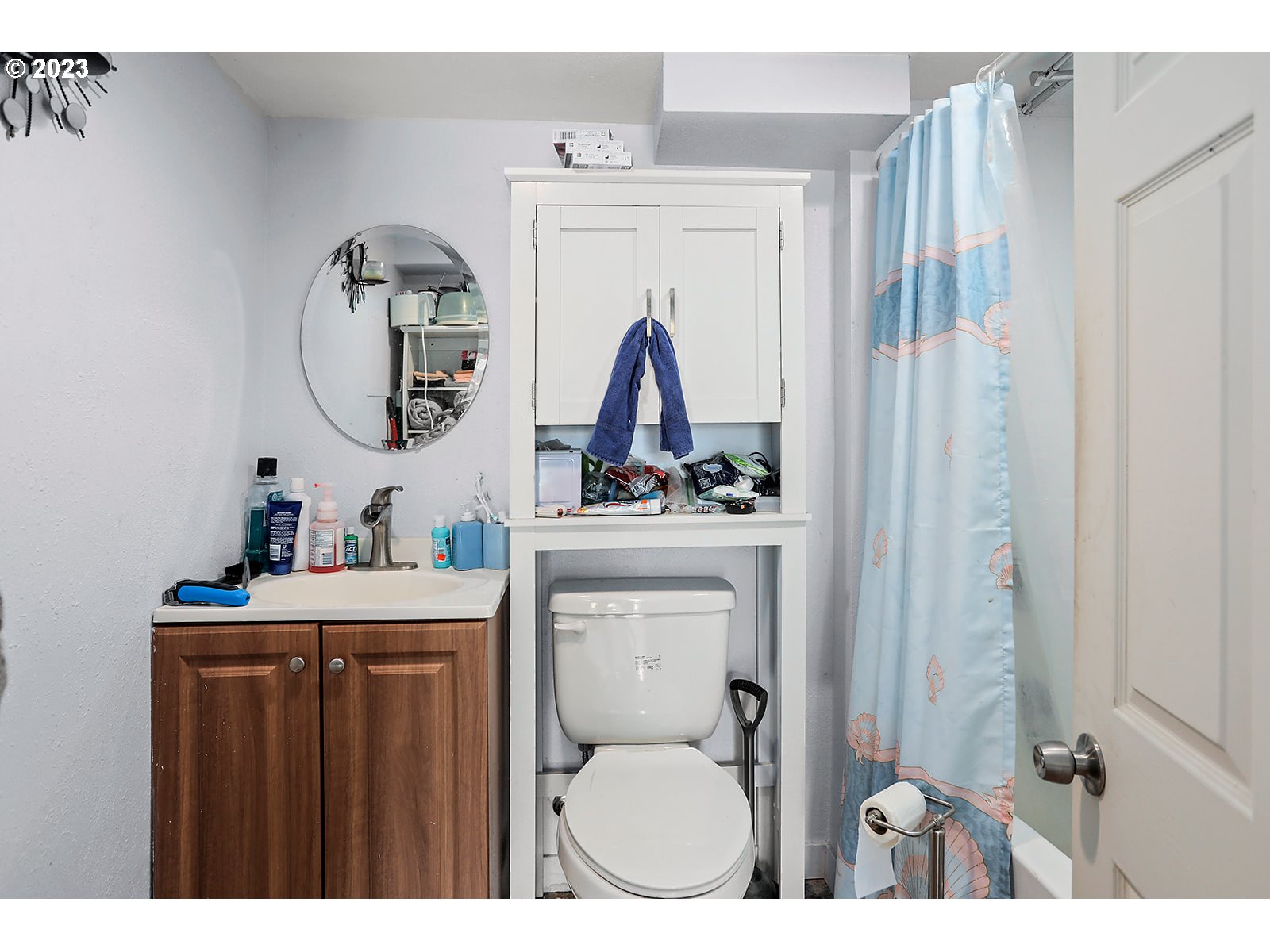 695 Main Street Dufur, OR 97021 - Photo 26 of 42 a bathroom with a toilet sink vanity and mirror