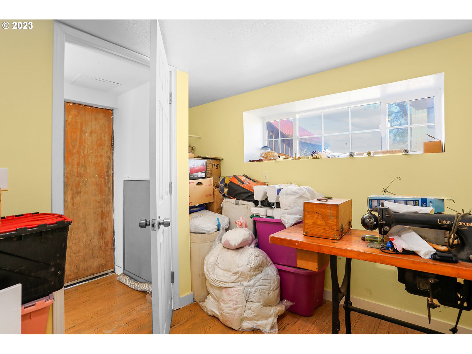 695 Main Street Dufur, OR 97021 - Photo 28 of 42 a balcony with furniture and a gate