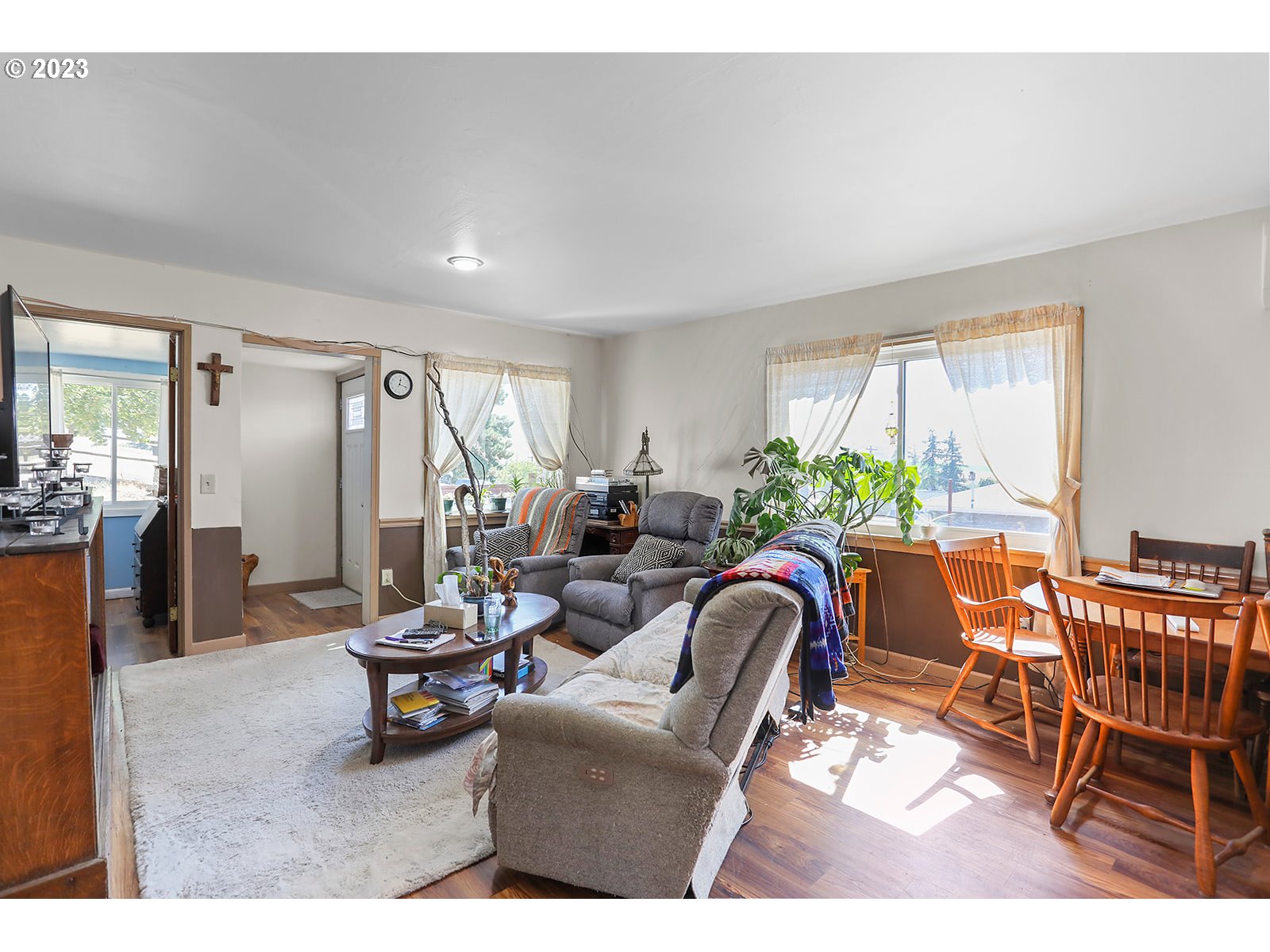 695 Main Street Dufur, OR 97021 - Photo 4 of 42 a living room with furniture and a potted plant