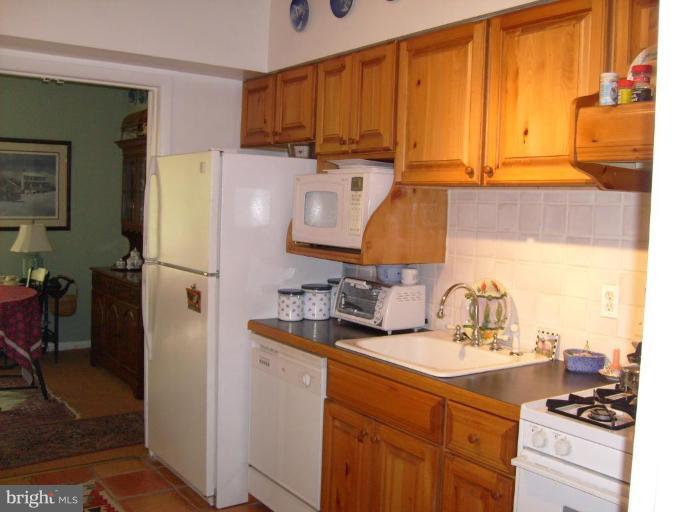3 Hamill Road, Unit 3E Baltimore, MD 21210 - Photo 9 of 13 Kitchen