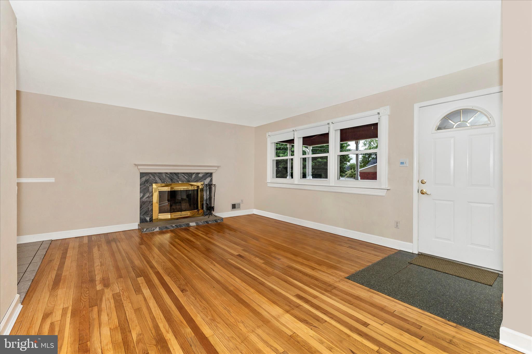 12929 Valleywood Drive Silver Spring, MD 20906 - Photo 5 of 54 Living room