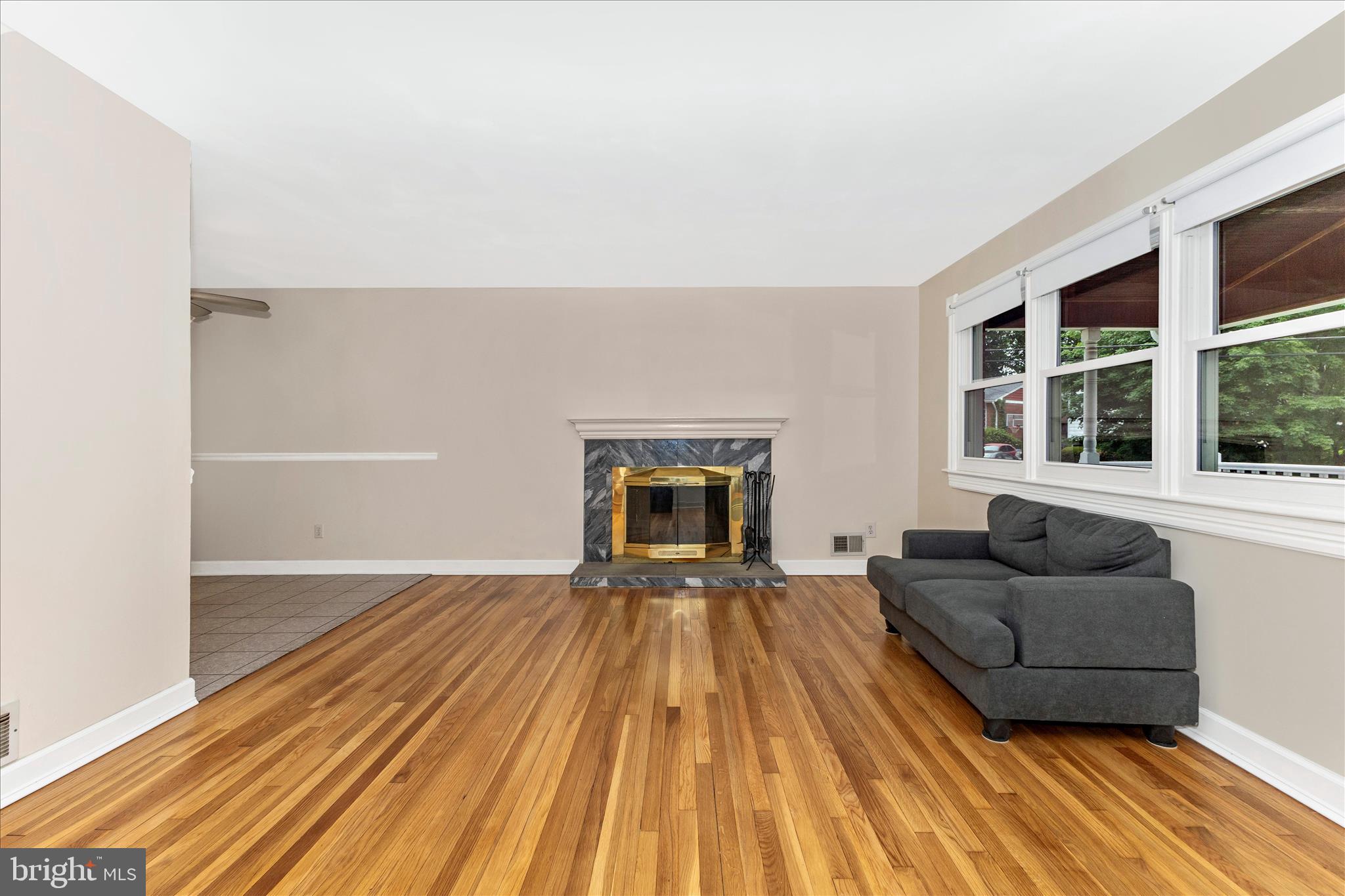 12929 Valleywood Drive Silver Spring, MD 20906 - Photo 8 of 54 Living room
