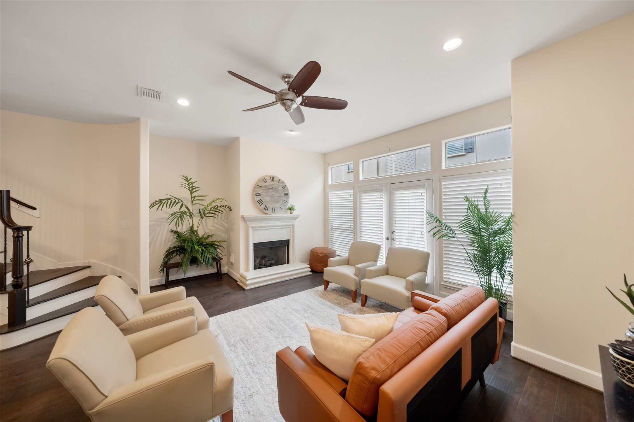 562 Bomar Street Houston, TX 77006 - Photo 3 of 28 Huge living space