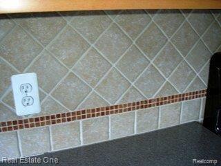 3058 Florence Court Rochester, MI 48309 - Photo 8 of 25 Tile Backsplash/Corian Counters
