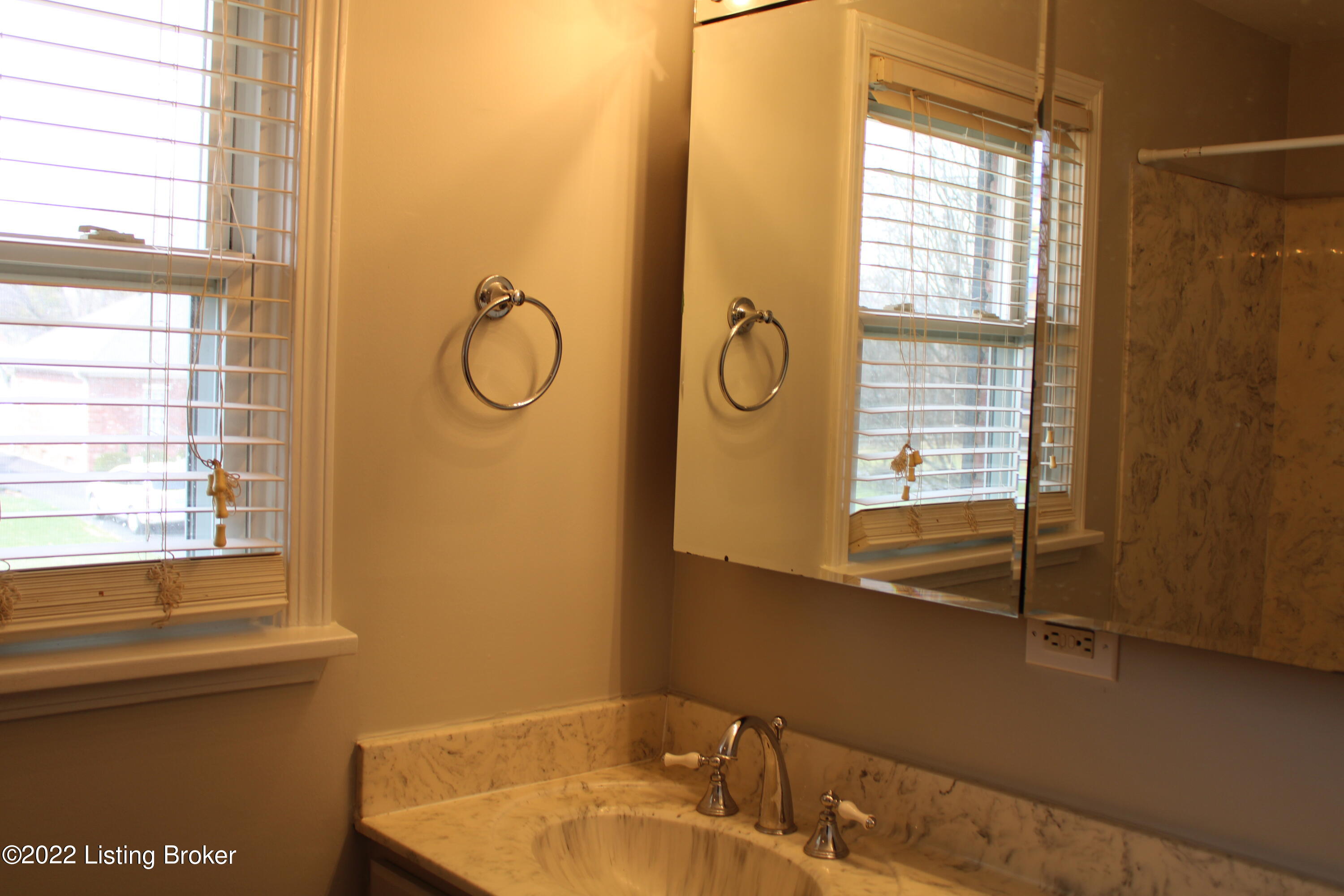 215 Ring Road Louisville, KY 40207 - Photo 17 of 34 Second Floor Full Bath