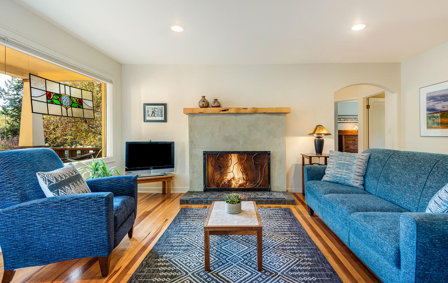 809 Northeast 9th Street Bend, OR 97701 - Photo 7 of 42 Living room