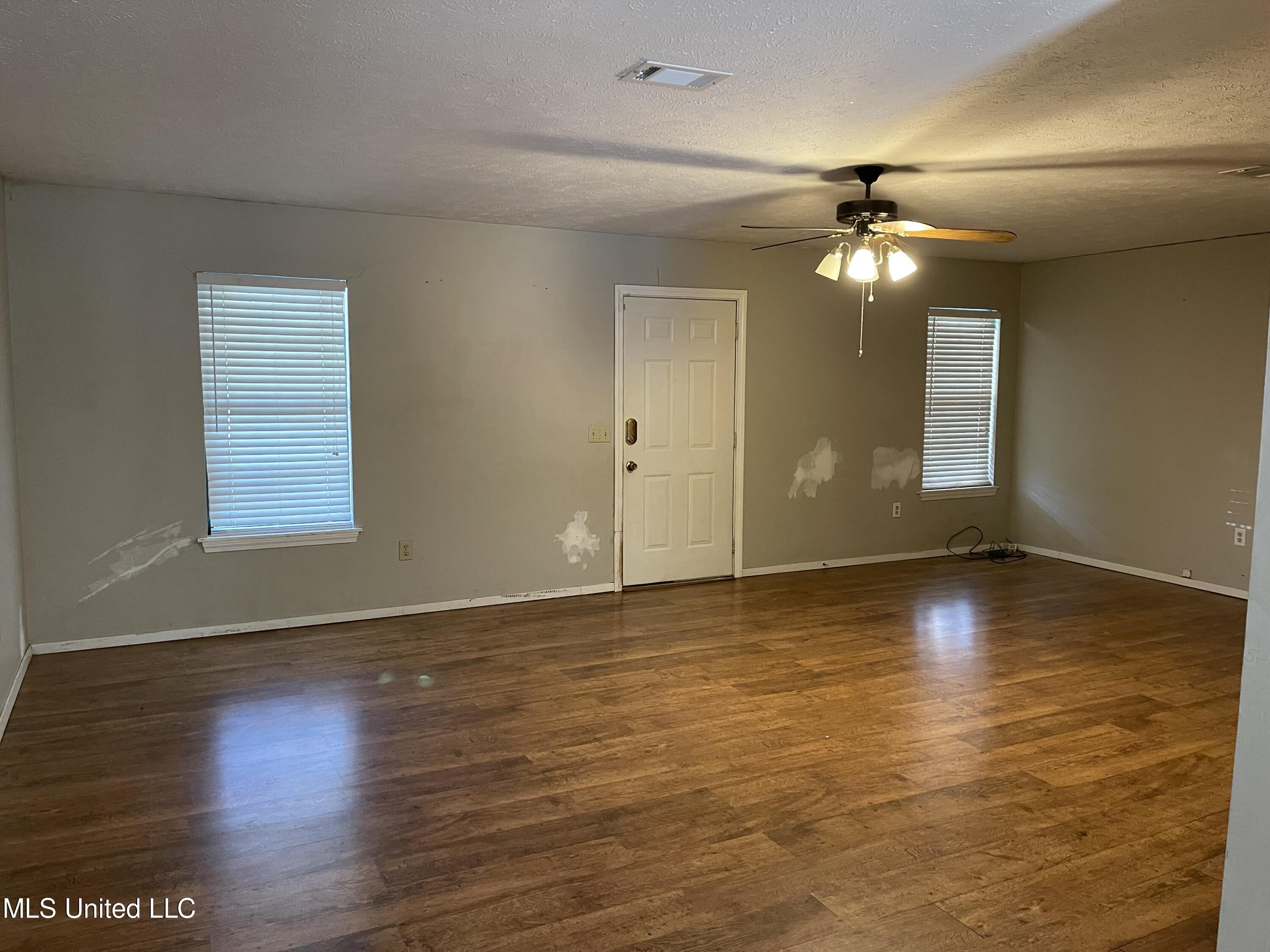 301 Lake Heather Road Brandon, MS 39047 - Photo 4 of 17 Living Room