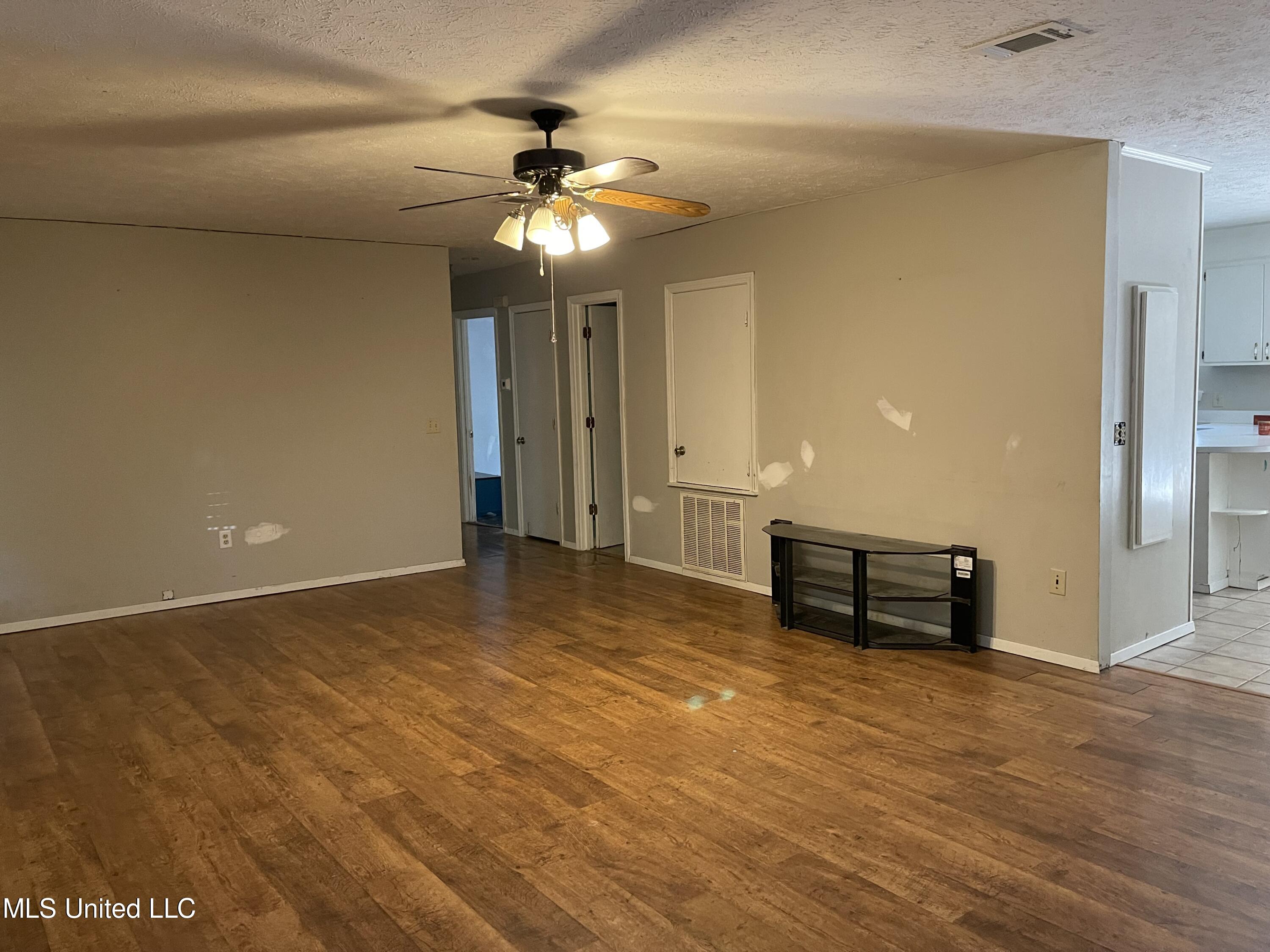 301 Lake Heather Road Brandon, MS 39047 - Photo 5 of 17 Living Room2