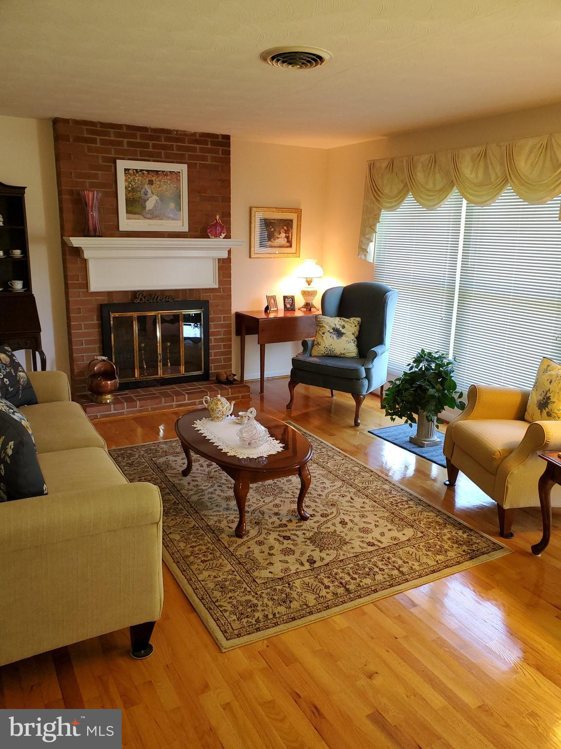 1035 Round Hill Road Winchester, VA 22602 - Photo 7 of 35 Living Room