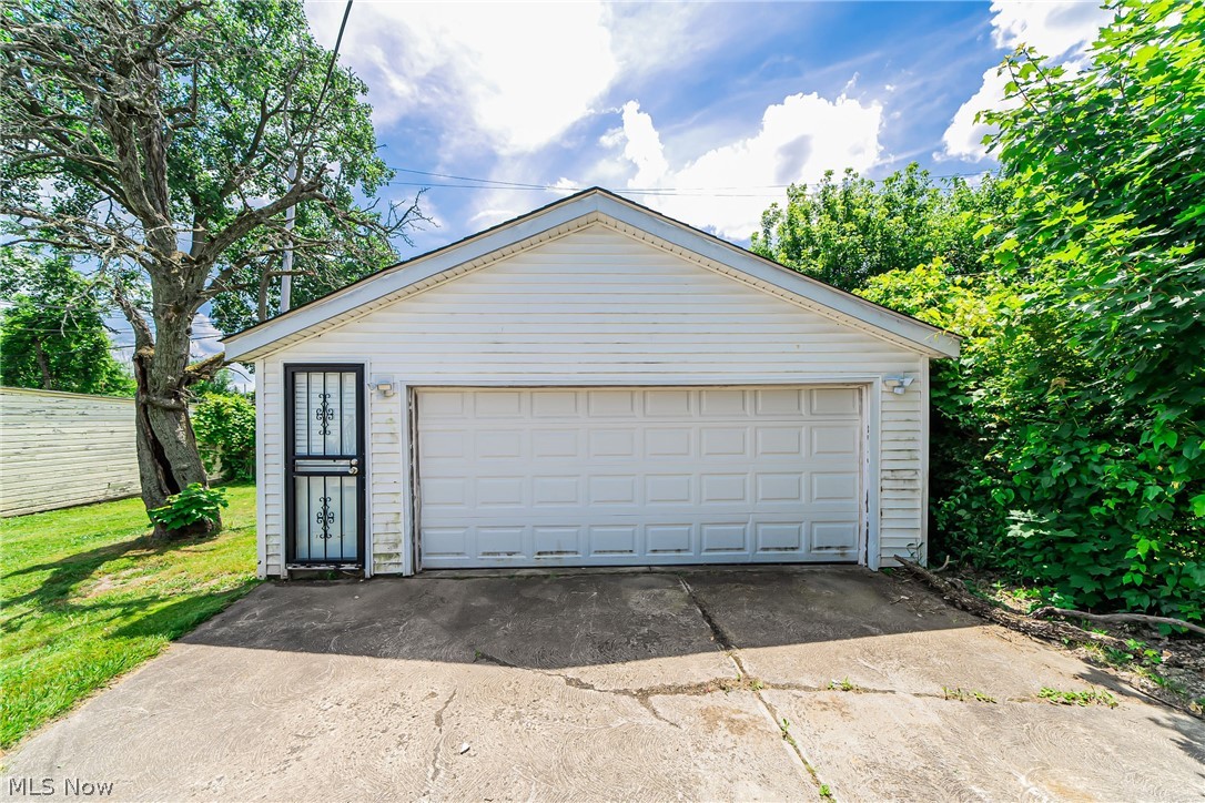 17008 Ridgeton Drive Cleveland, OH 44128 - Photo 4 of 34 Gallery Image 4