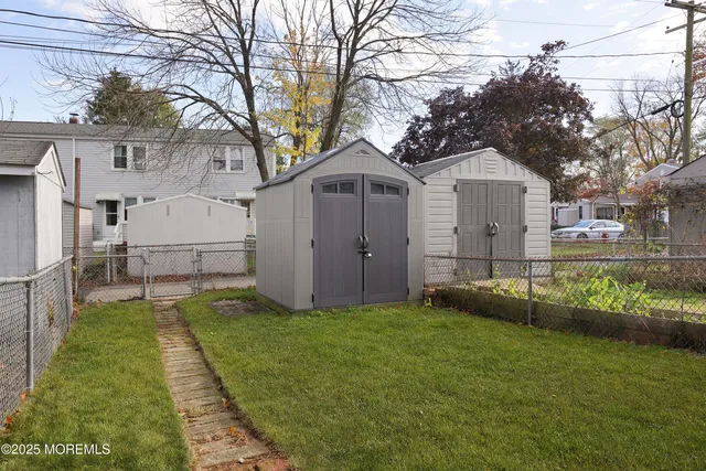 a view of a front of house with a yard