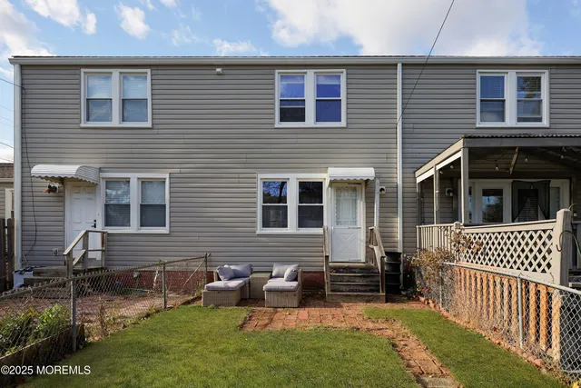 a view of a house with a backyard