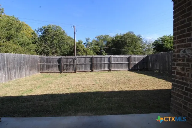 a view of a backyard