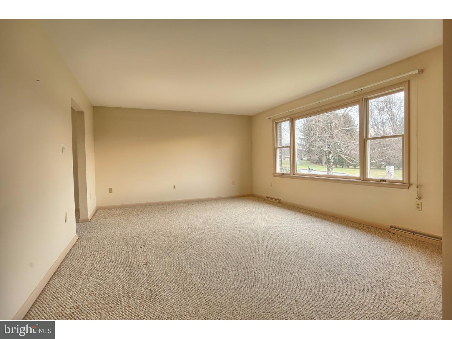 1109 Rhodora Avenue Reading, PA 19605 - Photo 12 of 25 Living Room