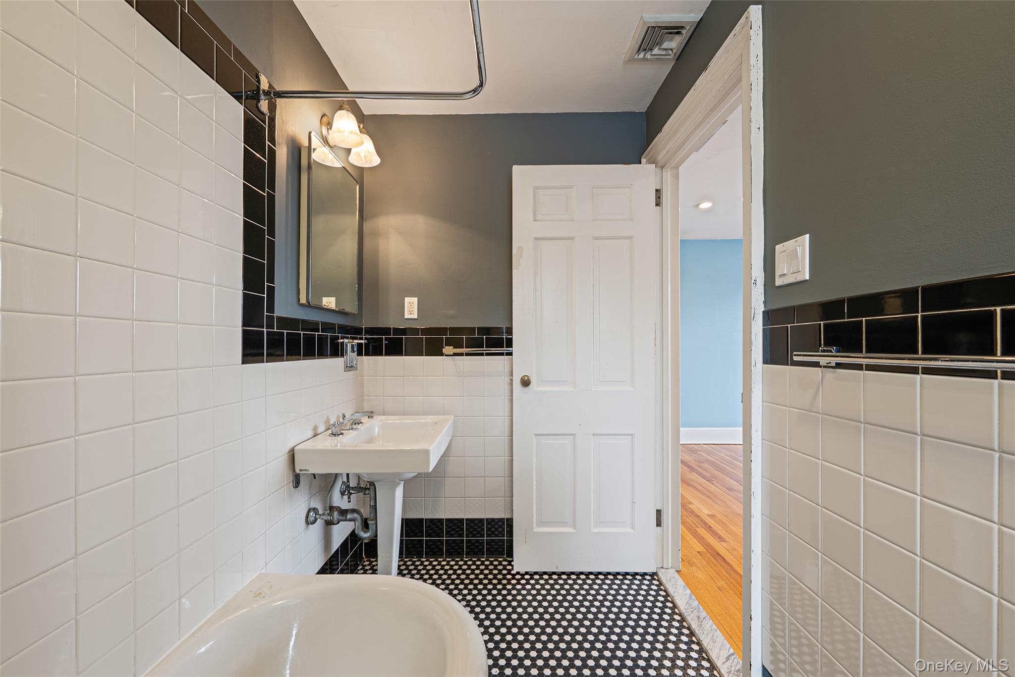 195 Cedar Swamp Road Glen Head, NY 11545 - Photo 35 of 50