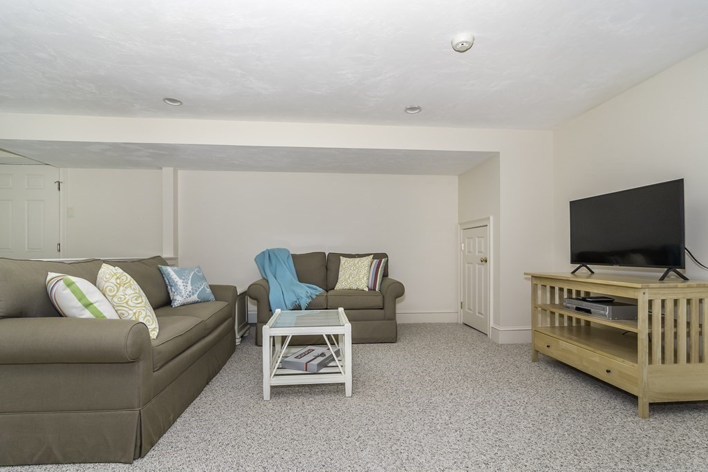 129 Hampshire Road Wellesley, MA 02481 - Photo 25 of 29