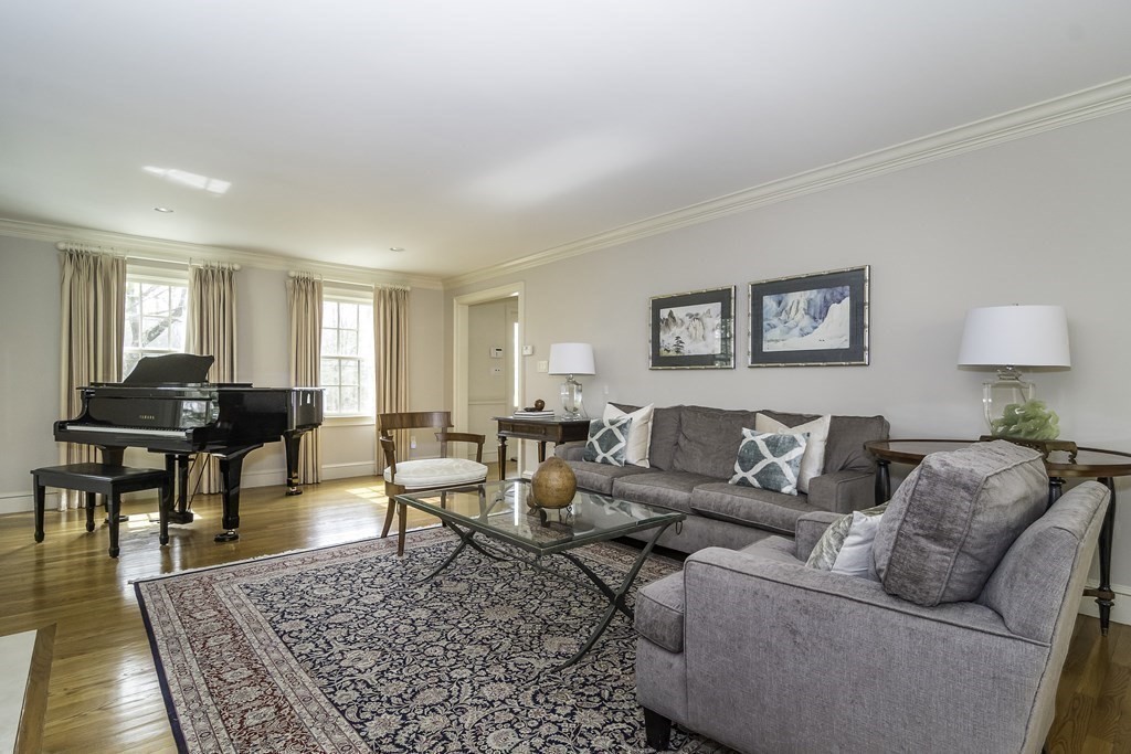 129 Hampshire Road Wellesley, MA 02481 - Photo 4 of 29