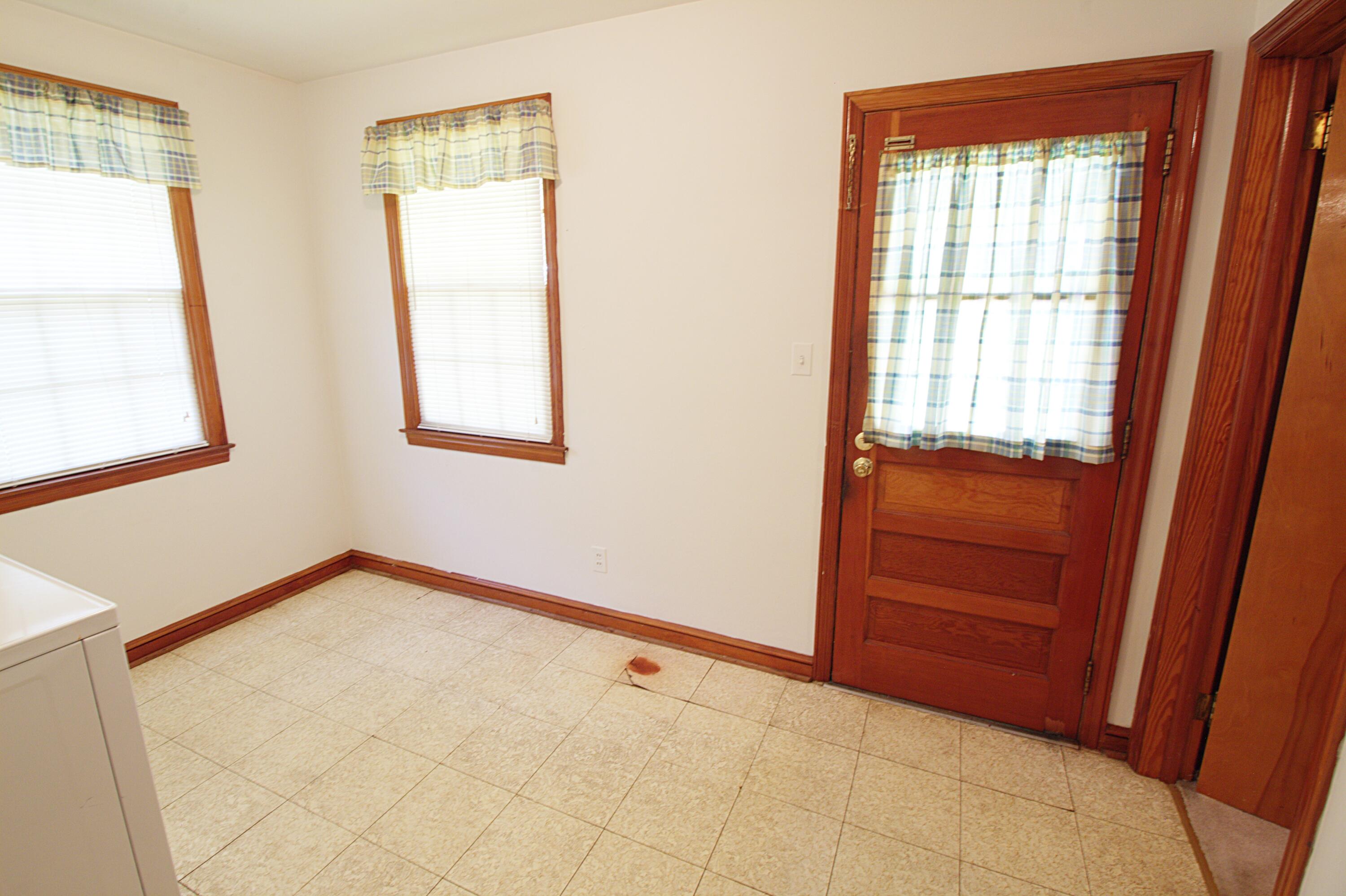 6554 Newland Road Roanoke, VA 24019 - Photo 20 of 26 Mud & Laundry Room