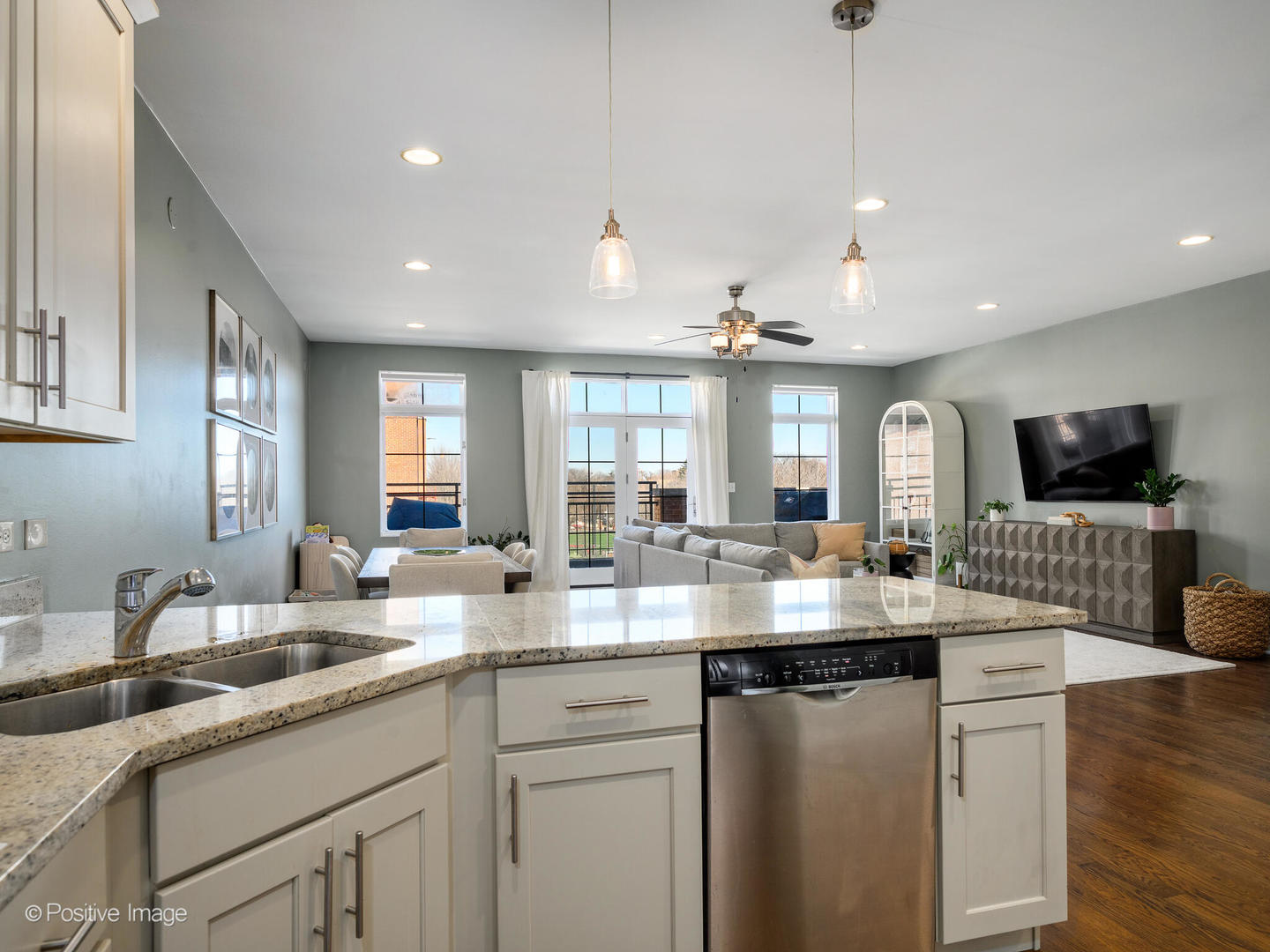 1519 West Irving Park Road, Unit 4 Chicago, IL 60613 - Photo 3 of 24 Gallery Image 3