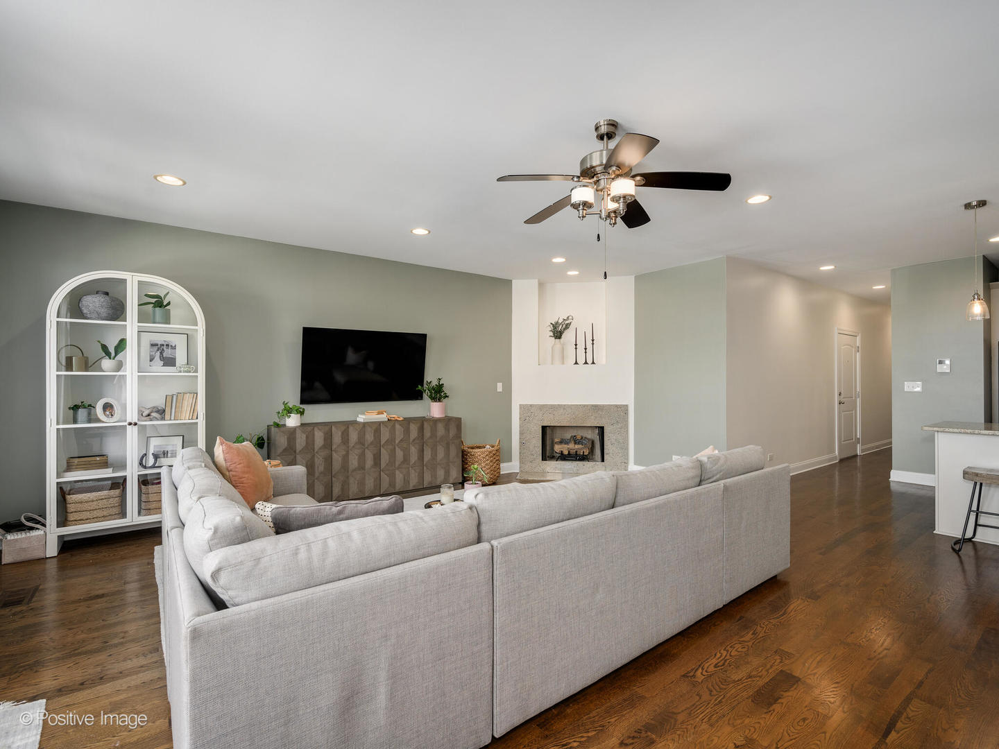 1519 West Irving Park Road, Unit 4 Chicago, IL 60613 - Photo 8 of 24 Gallery Image 8