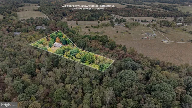 a picture of a book shelf