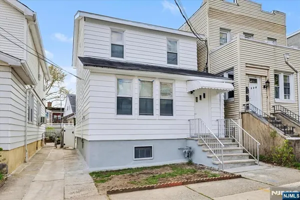 $669,999 | 222 Riverview Place, Cliffside Park, NJ 07010