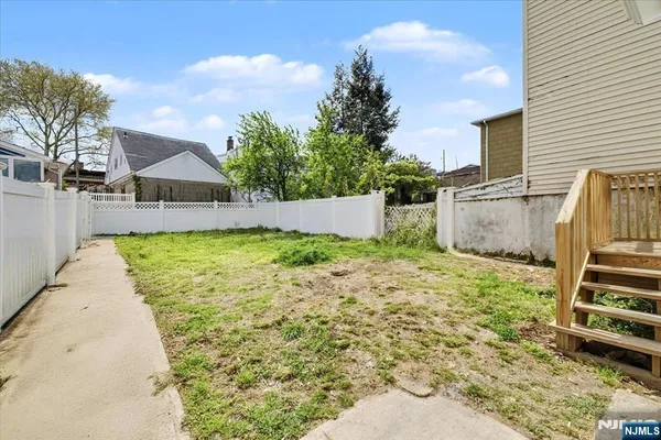$669,999 | 222 Riverview Place, Cliffside Park, NJ 07010