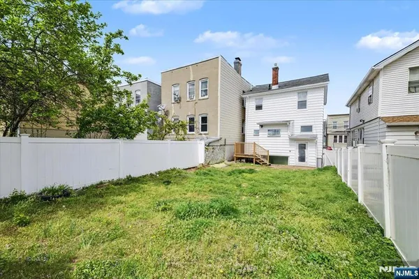 $669,999 | 222 Riverview Place, Cliffside Park, NJ 07010
