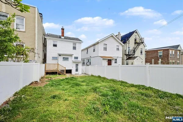 $669,999 | 222 Riverview Place, Cliffside Park, NJ 07010