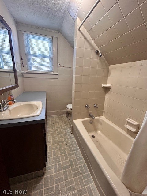 567 Fouse Avenue Akron, OH 44310 - Photo 11 of 19 clean updated bath
