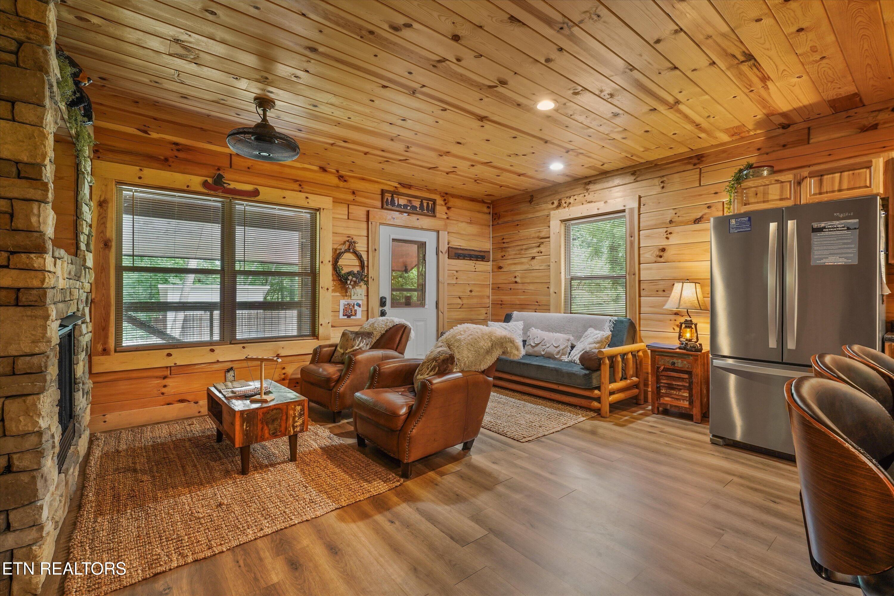 5236 Mathis Branch Road Gatlinburg, TN 37738 - Photo 12 of 51 Spacious Living Room