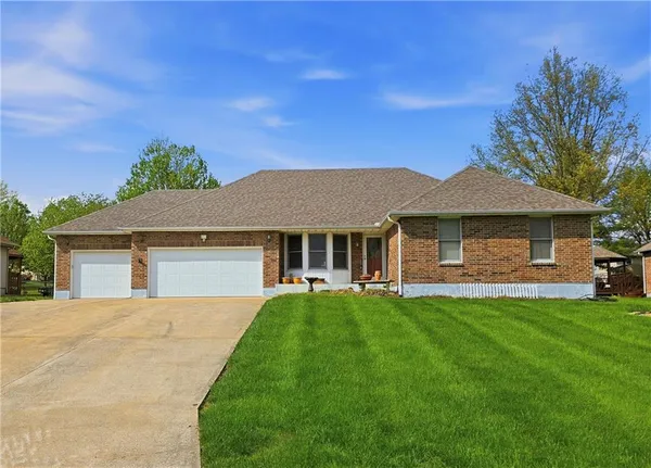 $349,000 | 708 West 35th Street, Higginsville, MO 64037
