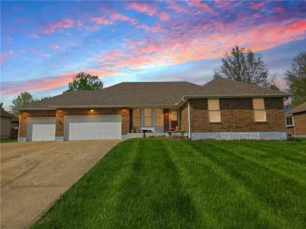 $349,000 | 708 West 35th Street, Higginsville, MO 64037