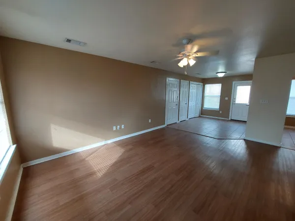 $1,295 | 219 S Avenue South, Marble Falls, TX 78654