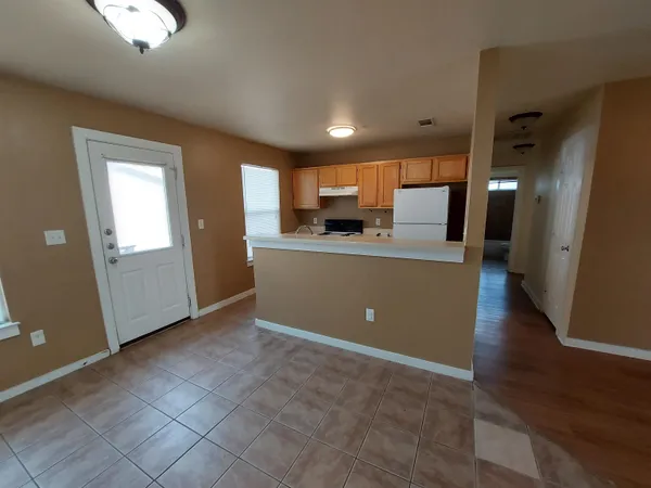 $1,295 | 219 S Avenue South, Marble Falls, TX 78654