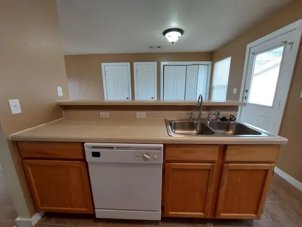 $1,295 | 219 S Avenue South, Marble Falls, TX 78654