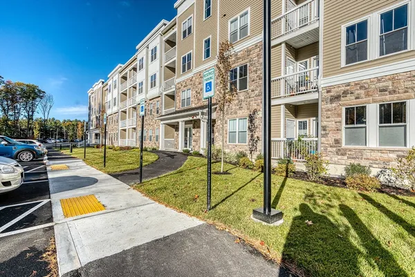 $3,200 | 2 Winslow Lane, Unit 201, Grafton, MA 01536