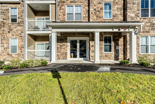$3,200 | 2 Winslow Lane, Unit 201, Grafton, MA 01536