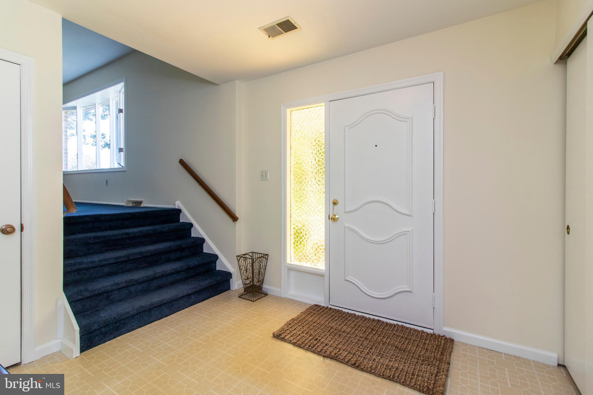 23 Meadow Glen Road Lansdale, PA 19446 - Photo 3 of 25 Foyer