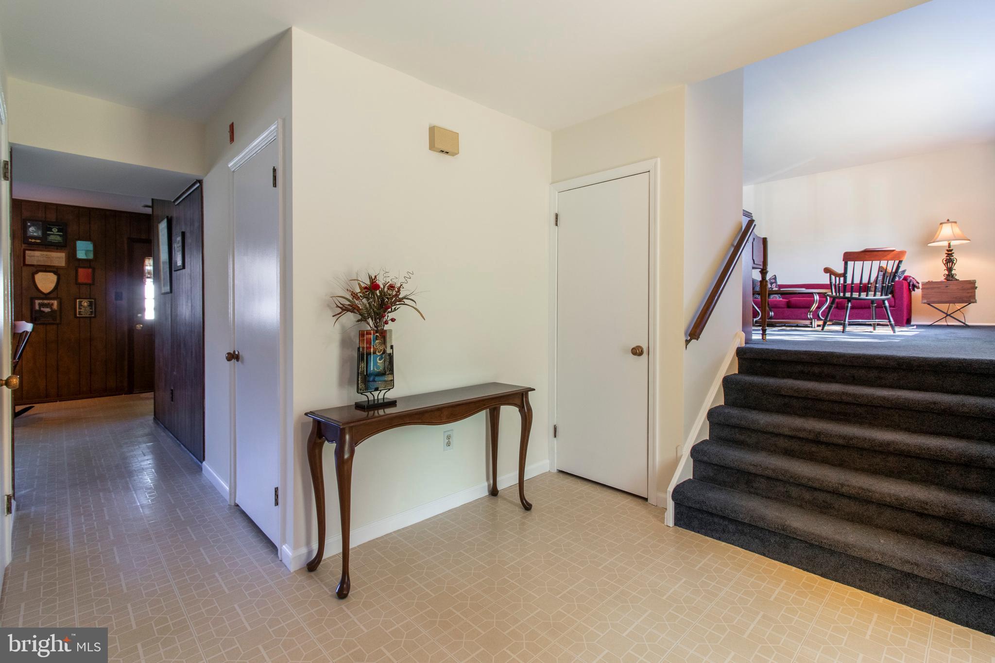 23 Meadow Glen Road Lansdale, PA 19446 - Photo 4 of 25 Foyer